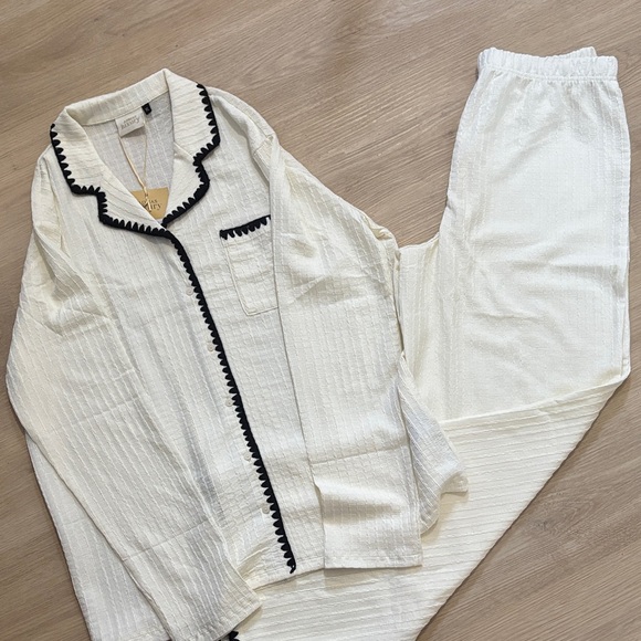 Adams Cream suit with Black Trim - Picture 3 of 7